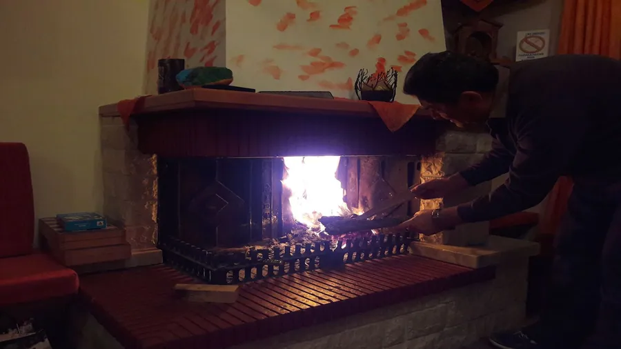 Ο οικοδεσπότης ανάβει το πέτρινο τζάκι